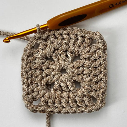 Granny Five Tote Häkelanleitung – Geräumige Granny-Square-Tasche als PDF